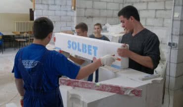 Uczniowie murują w systemie Solbet